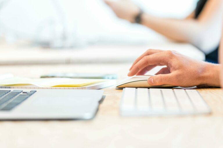 Mains sur le clavier d'un ordinateur portable