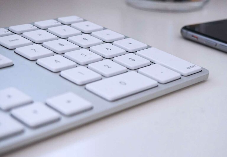 Clavier et smartphone sur un bureau