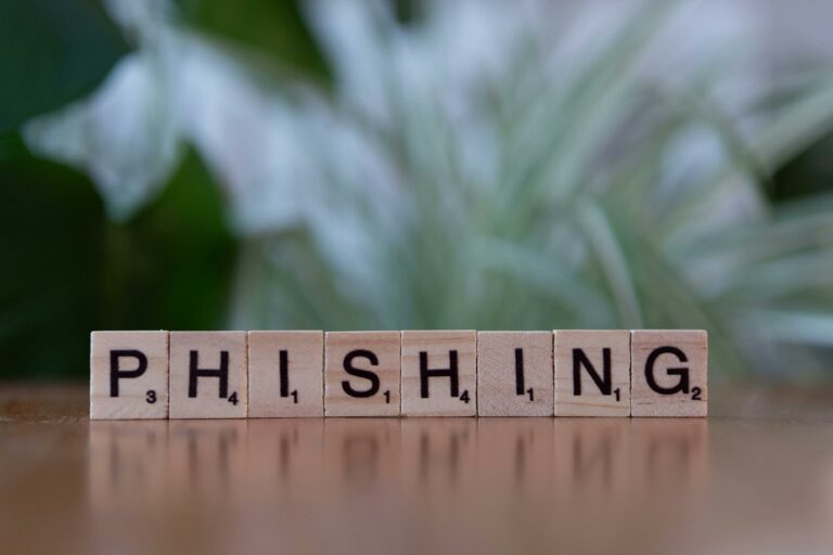 Le mot phishing écrit en lettres de jeu